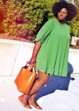 Kilolu kadınlar için yeşil kısa tunik elbise