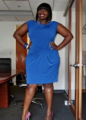 Vestido de oficina en azul con drapeado en la cintura para un completo