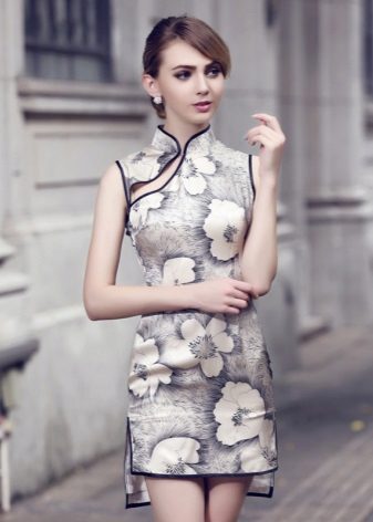 Kort qipao-kjole (Cheongsam-kjole) i stort blomsterprint med en asymmetrisk fald