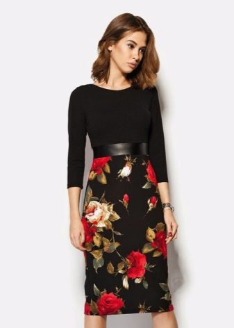 Φόρεμα με τριαντάφυλλα σε μια φούστα