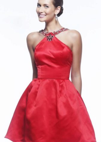 Korte rode jurk met een halve rok