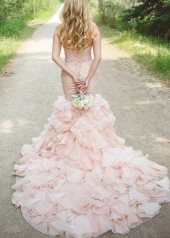 Розова рокля с много дълъг влак