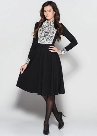 Zwarte jurk Tatyana met witte kanten manchetten en een witte kanten borst