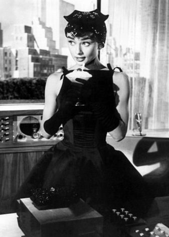 Audrey Hepburn juoda A-linijos suknelė