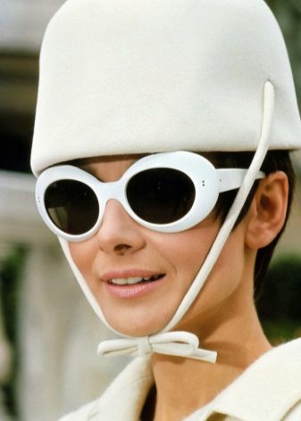 Audrey Hepburn với kính