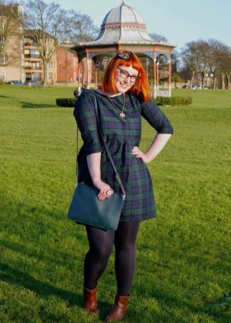 Kockás, magas derékú zöld ruha kövér nők számára