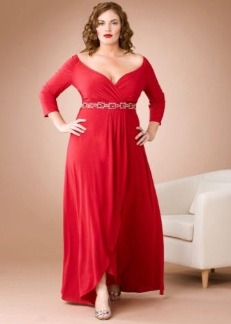 Punainen kesänpunainen mekko, jossa epäsymmetrinen hame ja pitkähihainen