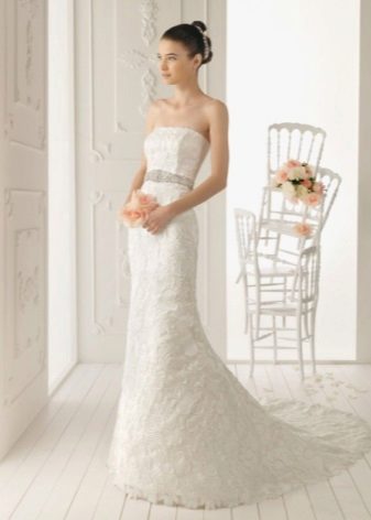 Gaun pengantin panjang dengan tali pinggang perak