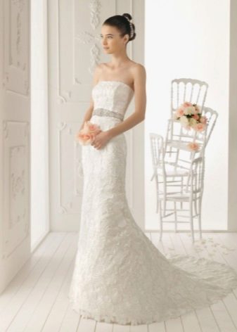 Robe de mariée longue fourreau avec une ceinture argentée