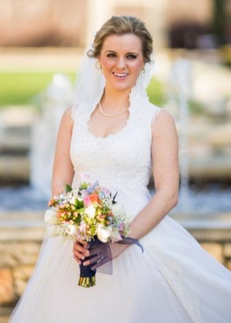 Bridal bouquet for a high waist wedding dress