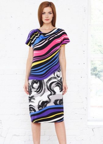 Sukienka w średnim kolorze z domowym nadrukiem i abstrakcyjnym nadrukiem