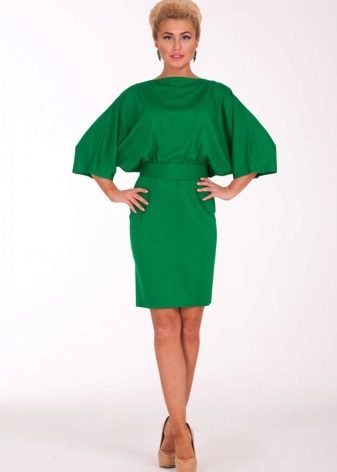 Зелена рокля на бухалка със средна дължина