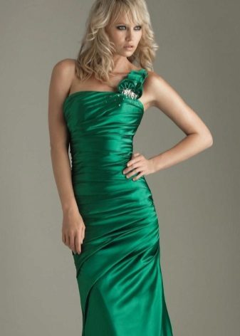 satynowa zielona sukienka na jedno ramię