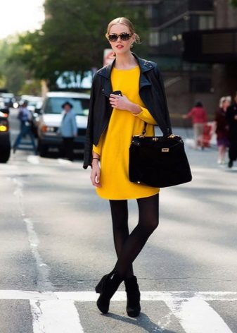 Juodos pėdkelnės prie geltonos suknelės