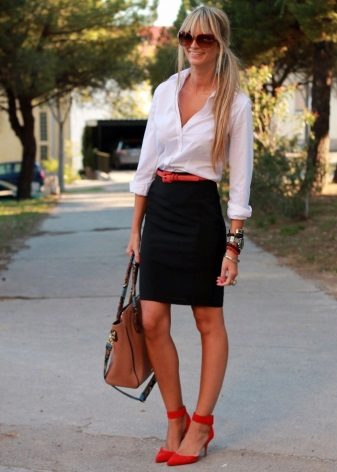 تنورة قلم رصاص سوداء مع قميص أبيض وحذاء أحمر