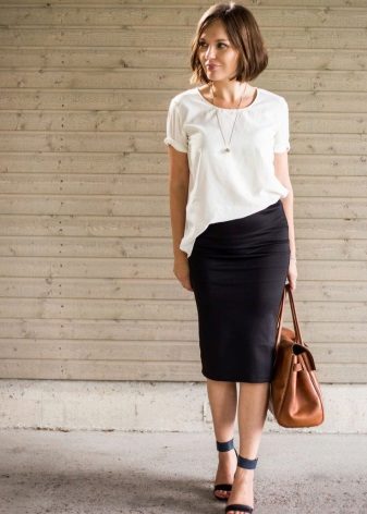 Черна пола с молив в комбинация с бяла блуза