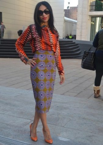 Duga olovka suknje s etničkim printom u kombinaciji sa svijetlom bluzom