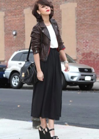 Une jupe semi-solaire combinée à une veste en cuir