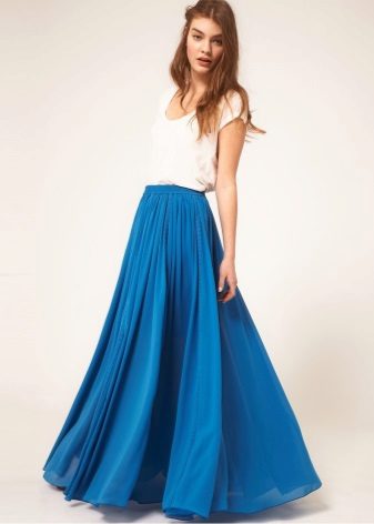 Plava duga suknja na podu