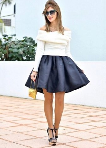Short full skirt in black