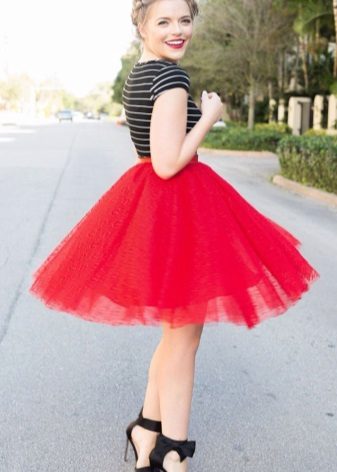 تنورة قصيرة منتفخة باللون الأحمر