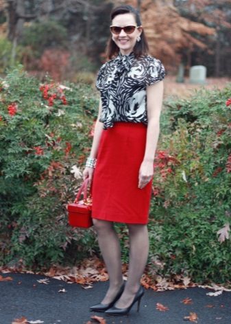 Red pencil skirt combined with black shoes