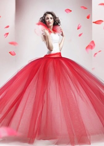 puffig klänning med en kjol av rosa taft