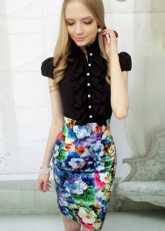 Cvjetna suknja s olovkom s crnom bluzom
