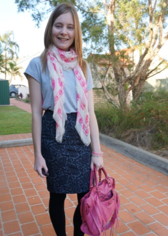 Pencil skirt combined with a neckerchief