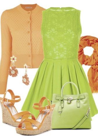Vestido verde claro em combinação com acessórios laranja