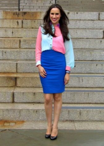 Uma saia lápis azul combinada com uma camisa bicolor brilhante