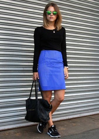 Modrá sukňa s ceruzkou kombinovaná s teniskami - neformálny vzhľad