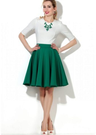 zelená sukně střední délky