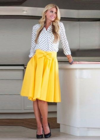 חצאית צהובה בינונית עם קשת