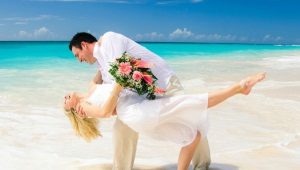 Vestido de casamento de praia casual na praia