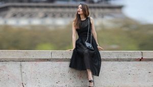 Mitä sukkahousuja voi käyttää mustalla mekossa ja mustissa kengissä?