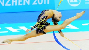Uçan çizgiler: ritmik jimnastik için mayo