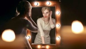 Belyst vægmonteret makeupspejl: fordele og ulemper