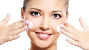 Ciri-ciri dan peraturan untuk membersihkan wajah anda dengan aspirin di rumah