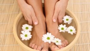 Baños de pies: ¿por qué son necesarios y cómo hacerlos?
