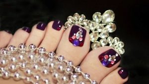 Pedicure with rhinestones on toes - design options