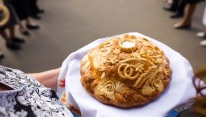 ¿Cómo decorar un pan de boda de una manera original?