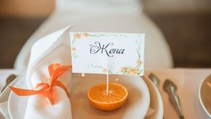 Как да направите и подредите картички за сядане на гости на сватбата със собствените си ръце?