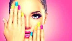 Manicure multicolore: consigli per combinare tonalità e design delle unghie
