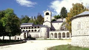 Cetinje: história, atrakcie, cestovanie a nocľah