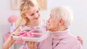 Ce să îi dai bunicii pentru o aniversare?