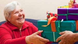 Što pokloniti starijoj osobi rođendan?