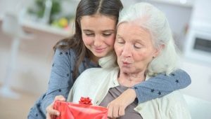 Cadeaux pour grand-mère depuis 80 ans: les meilleures idées et recommandations pour choisir