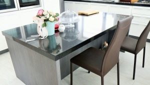 Meja dapur diperbuat daripada batu buatan dan semula jadi