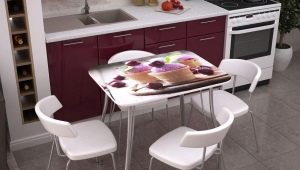 طاولات مع طباعة صور في المطبخ: مجموعة متنوعة من النماذج وتوصيات الاختيار